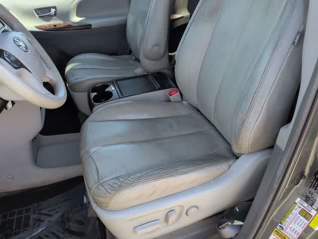 Thumbnail: 2014 Toyota Sienna - 16