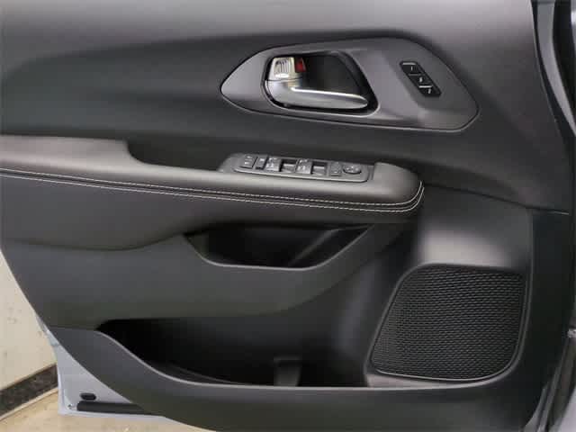 Thumbnail: 2026 Chrysler Pacifica - 31