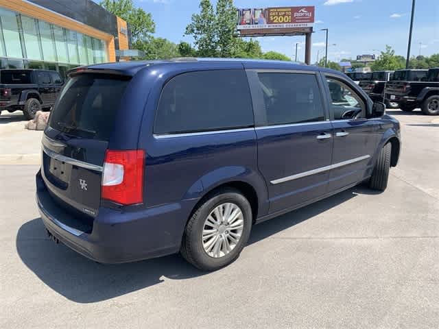 Thumbnail: 2014 Chrysler Town & Country - 10