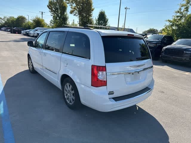 Thumbnail: 2016 Chrysler Town & Country - 21