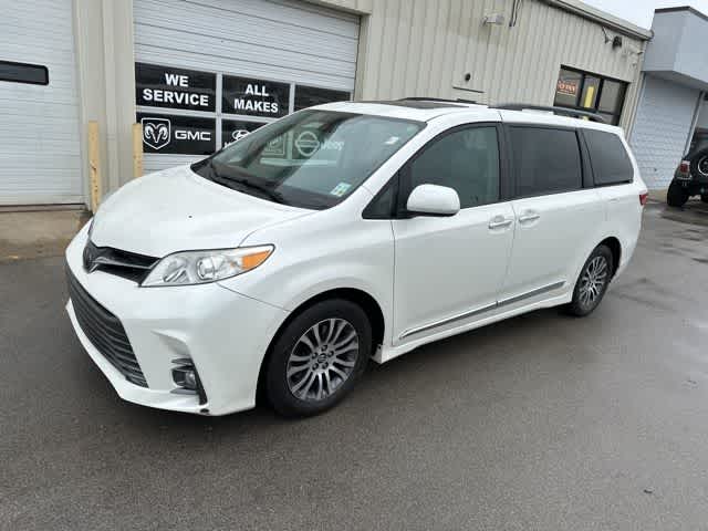 Thumbnail: 2018 Toyota Sienna - 16