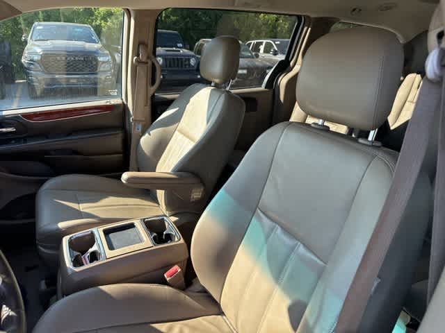 Thumbnail: 2016 Chrysler Town & Country - 3