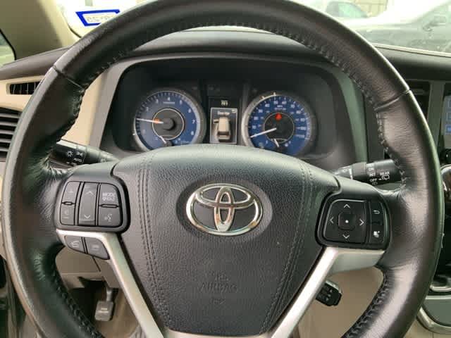 Thumbnail: 2016 Toyota Sienna - 8