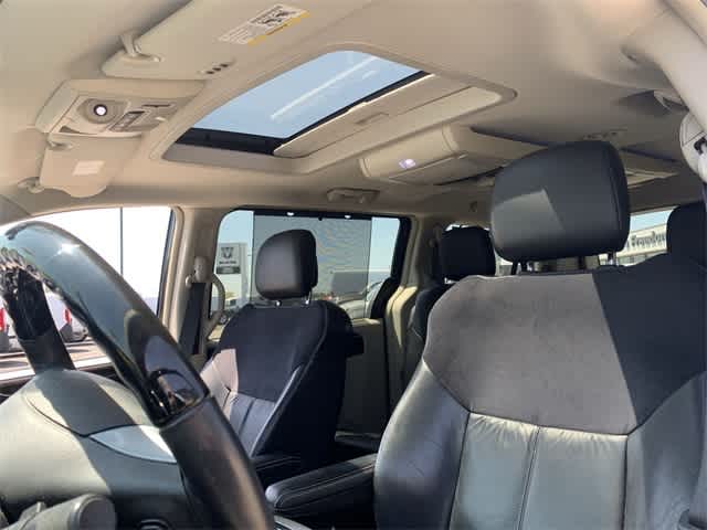 Thumbnail: 2014 Chrysler Town & Country - 4