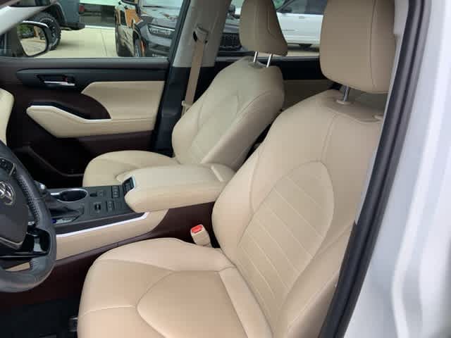 Thumbnail: 2021 Toyota Highlander - 4