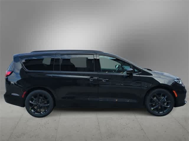 Thumbnail: 2026 Chrysler Pacifica - 9