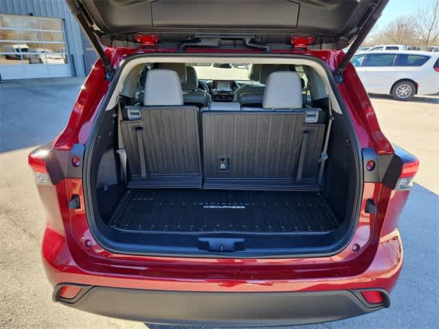 Thumbnail: 2022 Toyota Highlander - 36