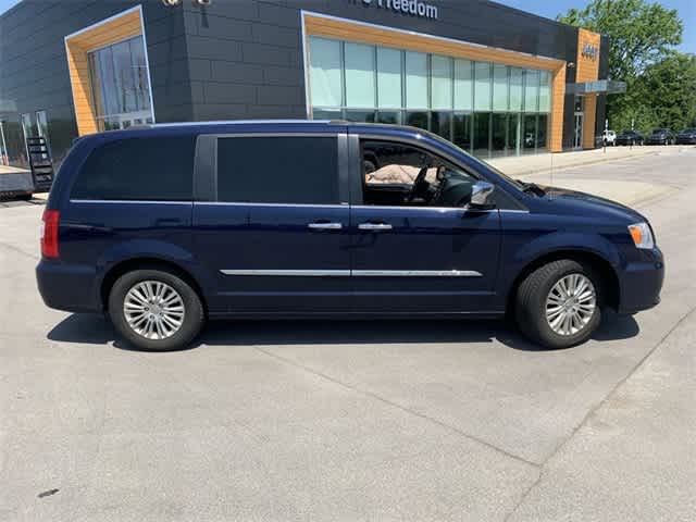 Thumbnail: 2014 Chrysler Town & Country - 8