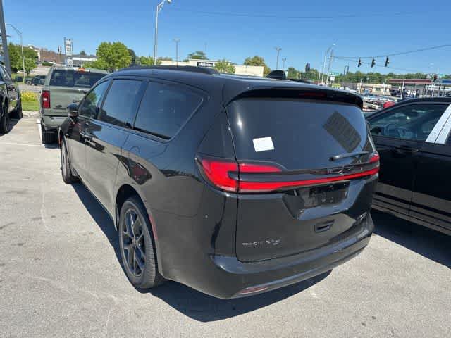 Thumbnail: 2027 Chrysler Pacifica - 10