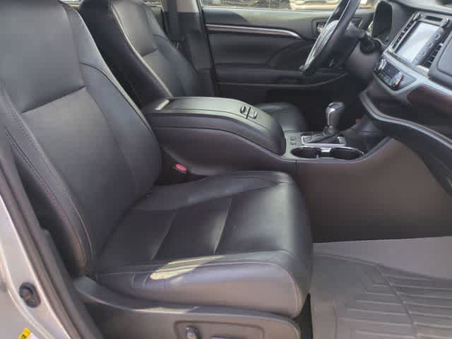 Thumbnail: 2016 Toyota Highlander - 23