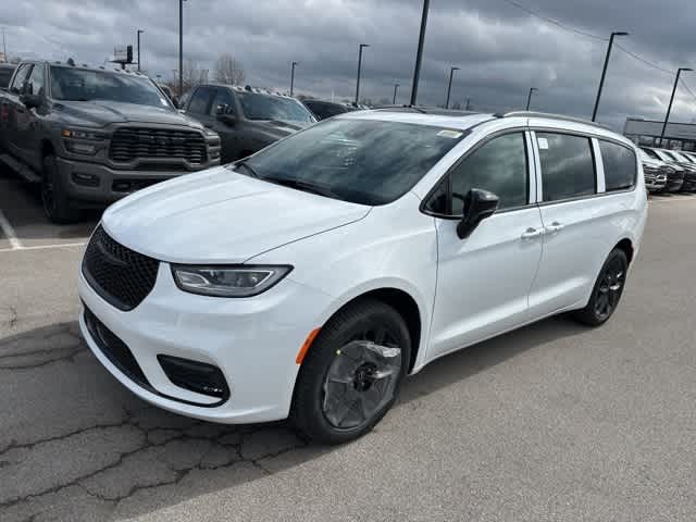 Thumbnail: 2026 Chrysler Pacifica - 2