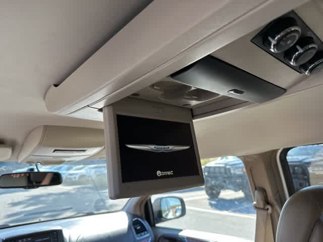 Thumbnail: 2016 Chrysler Town & Country - 14