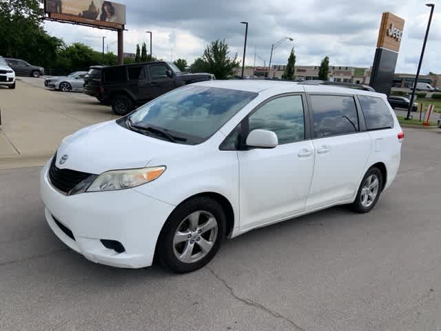 Thumbnail: 2011 Toyota Sienna - 9