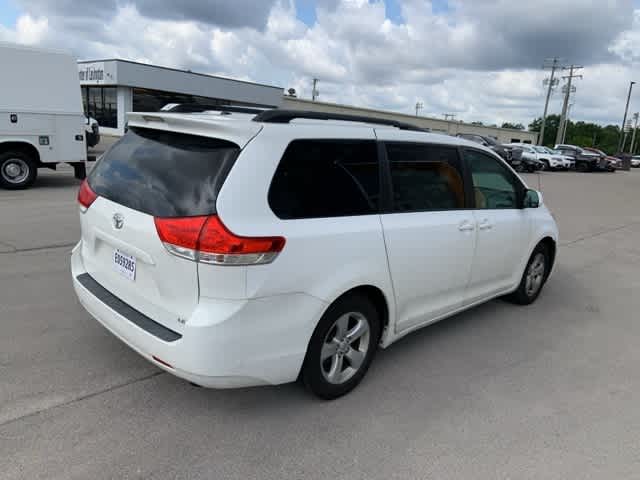 Thumbnail: 2011 Toyota Sienna - 17