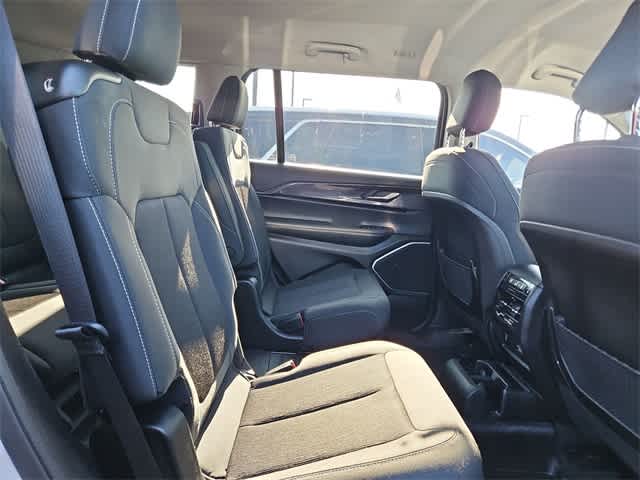 Thumbnail: 2022 Jeep Grand Cherokee L - 21