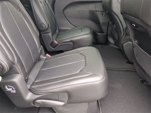 Thumbnail: 2026 Chrysler Pacifica - 21