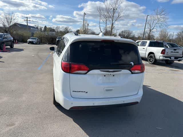 Thumbnail: 2018 Chrysler Pacifica - 15