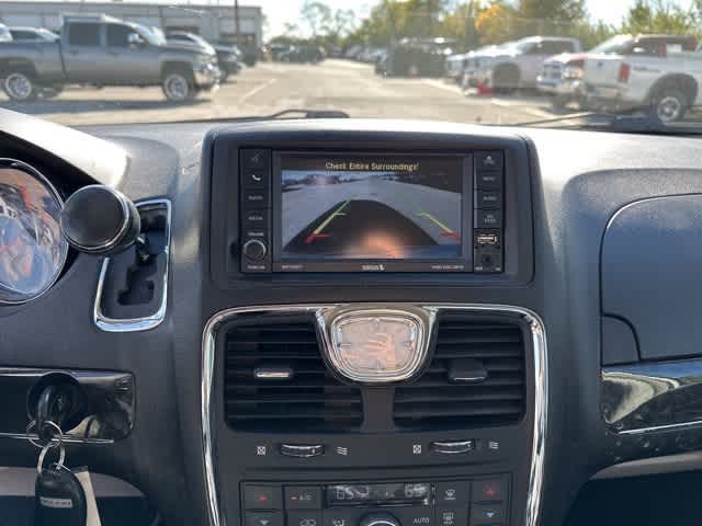 Thumbnail: 2012 Chrysler Town & Country - 6