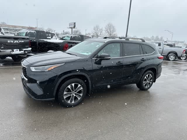 Thumbnail: 2022 Toyota Highlander - 16