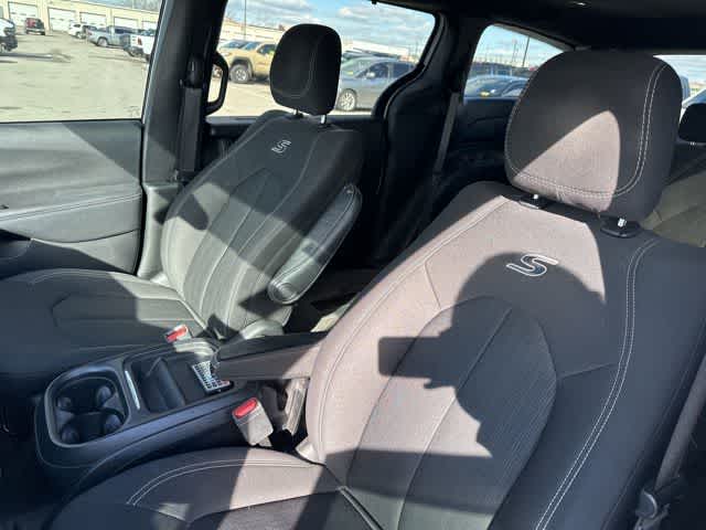 Thumbnail: 2018 Chrysler Pacifica - 3