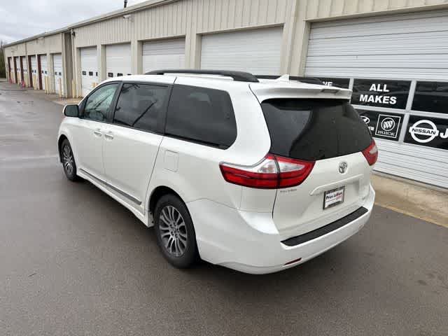 Thumbnail: 2018 Toyota Sienna - 17