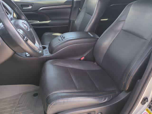 Thumbnail: 2016 Toyota Highlander - 17