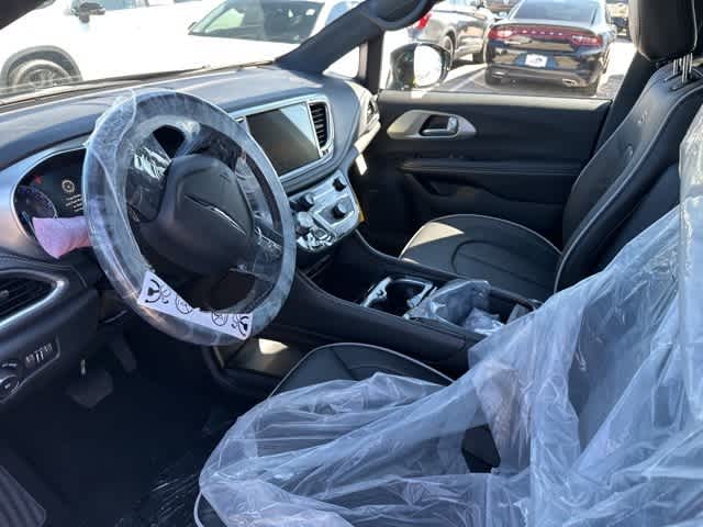 Thumbnail: 2026 Chrysler Pacifica - 6