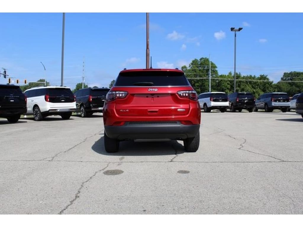 Used 2025 Jeep Compass Latitude Sport Utility