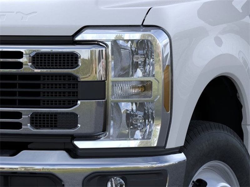 2025 Ford F-350 Super Duty Chassis Cab XL - Photo 18