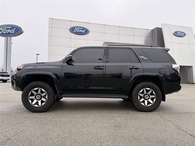 2022 Toyota 4Runner TRD Off-Road photo 2