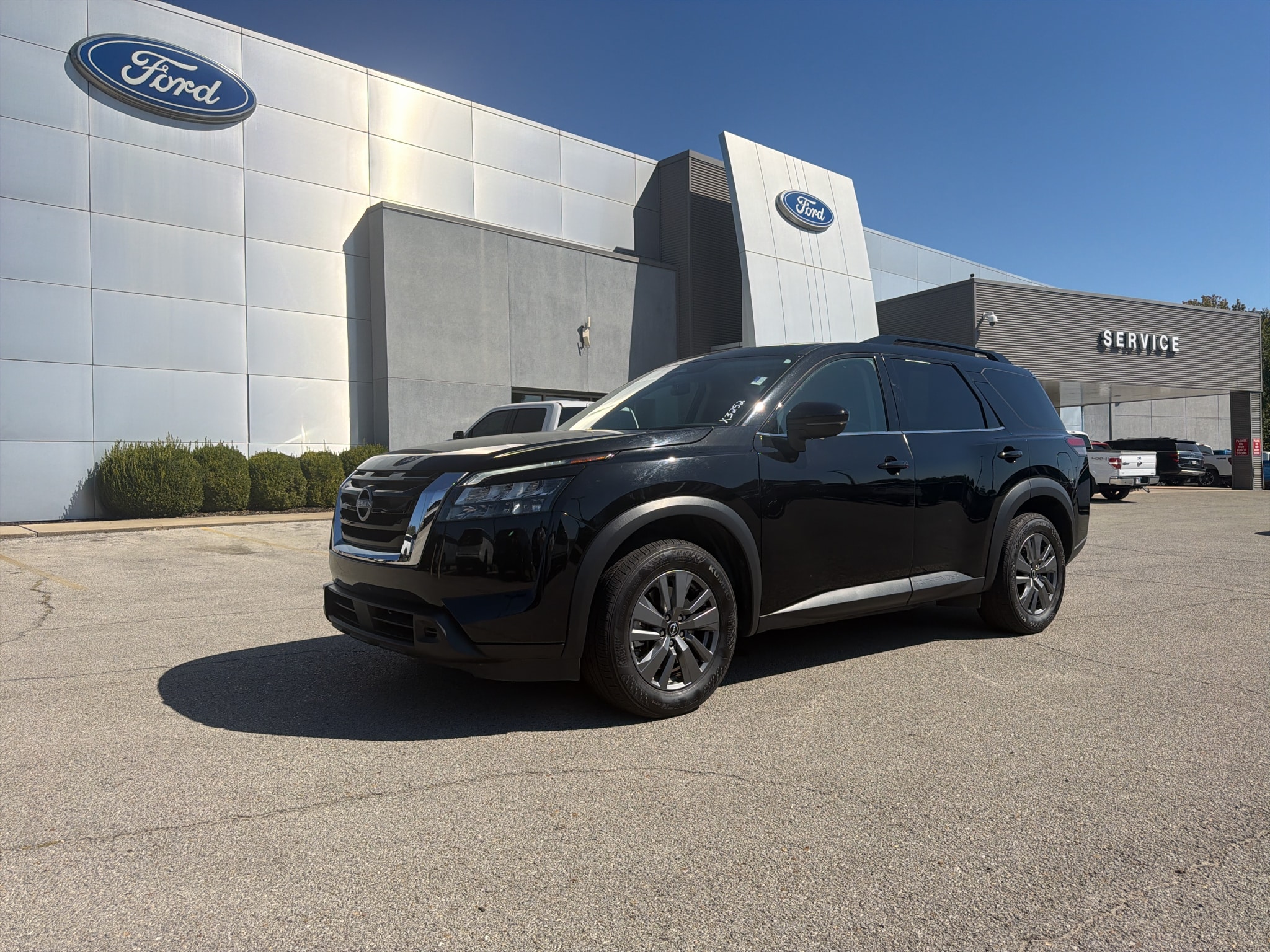 2025 Nissan Pathfinder SV