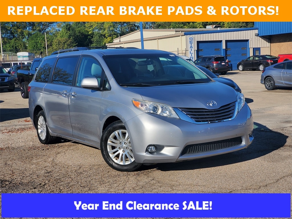 2015 Toyota Sienna XLE's photo