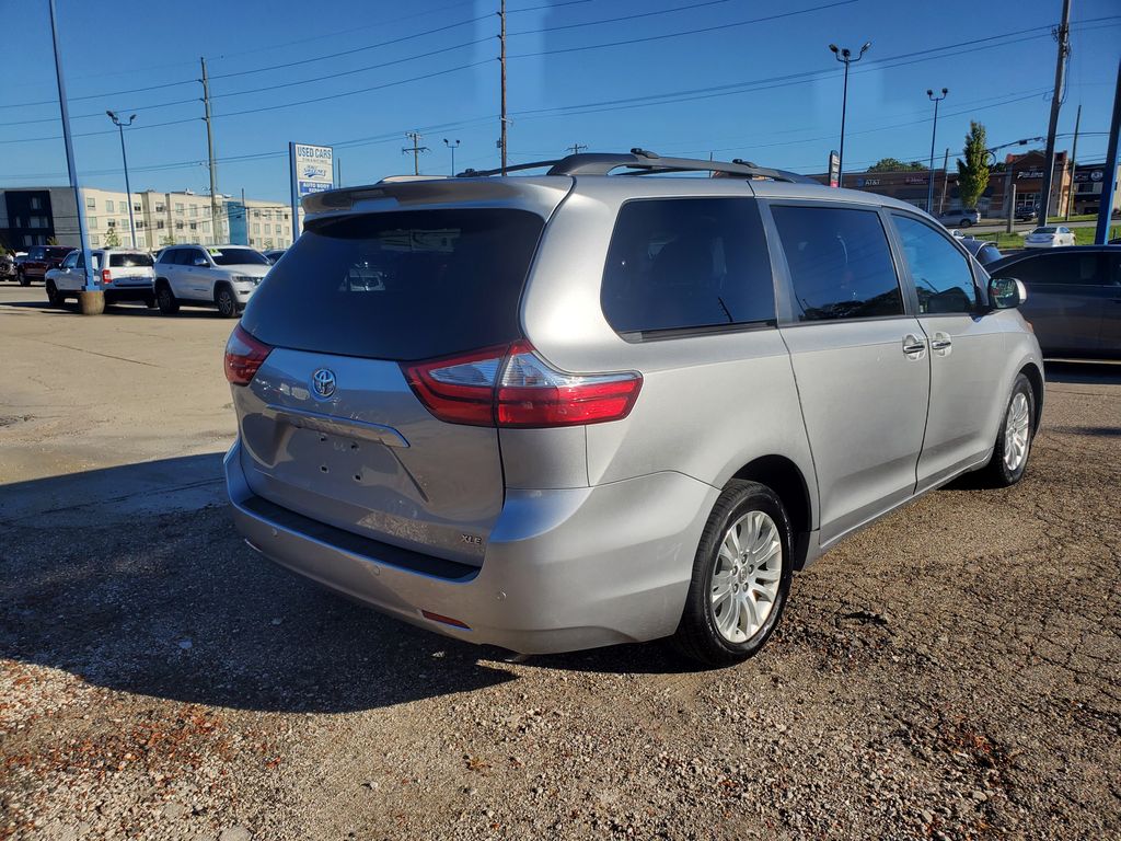 2015 Toyota Sienna XLE photo 3