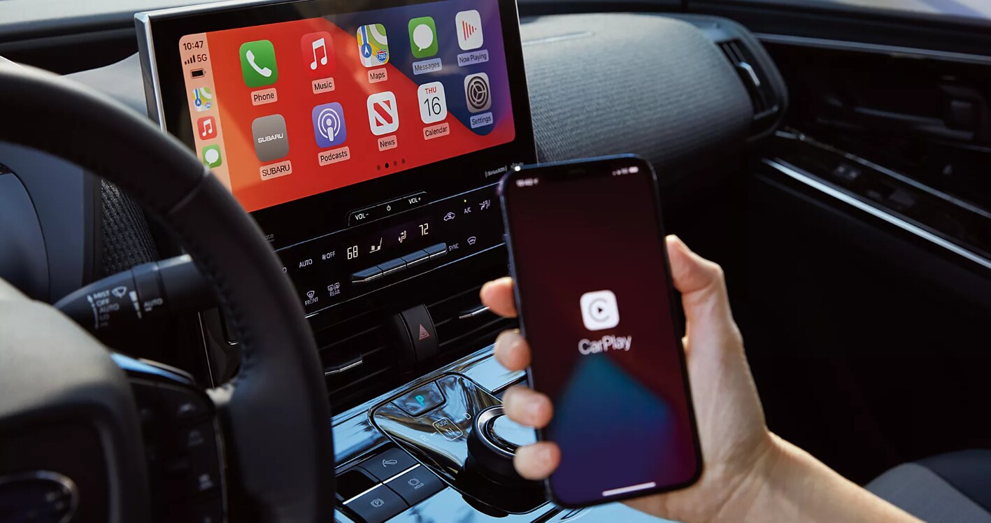 The infotainment system with Apple CarPlay of the 2023 Subaru Solterra
