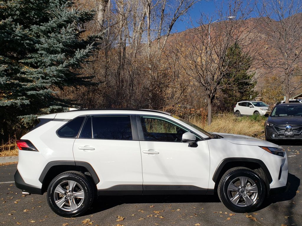 2024 Toyota RAV4 XLE photo 2