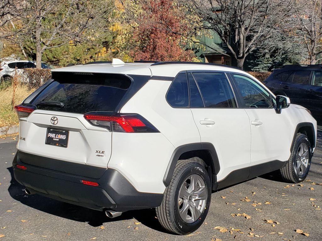 2024 Toyota RAV4 XLE photo 3