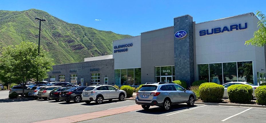 Un revendedor de Subaru ayudando a un cliente.