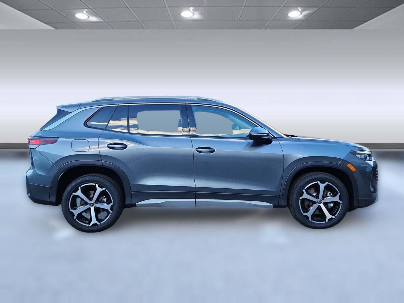 2026 Volkswagen Tiguan SE - Photo 2