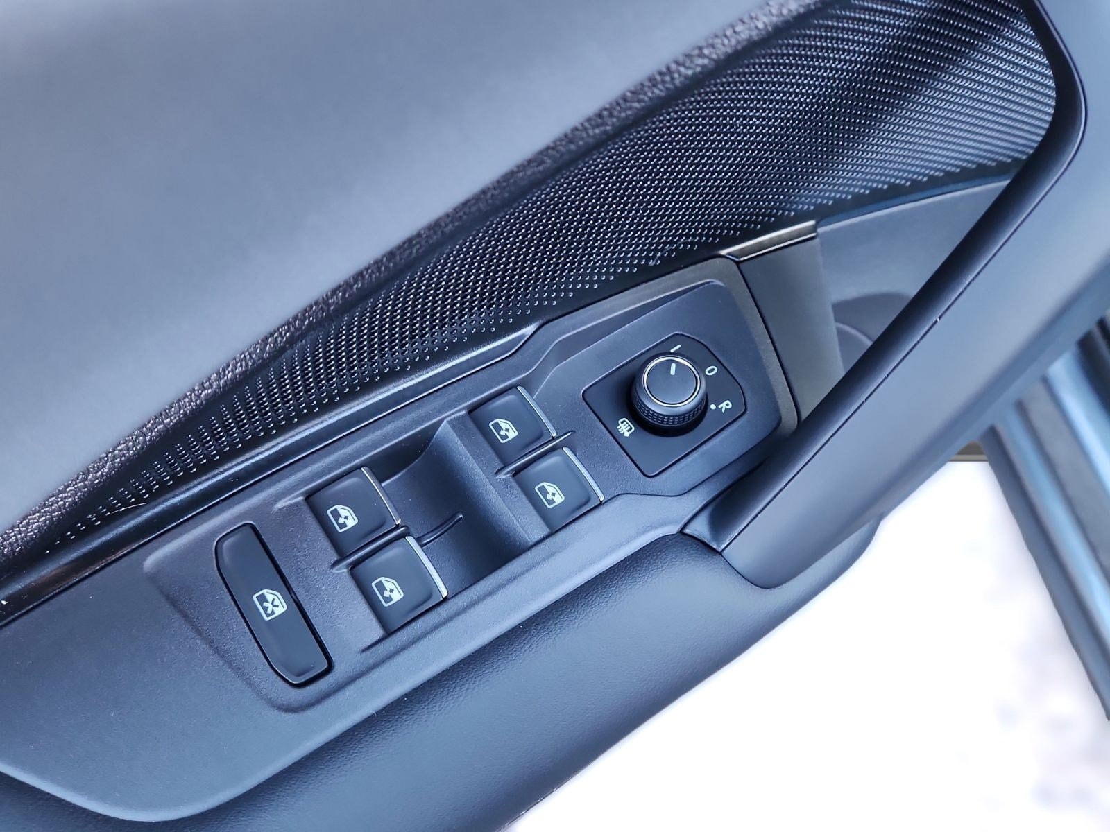 2026 Volkswagen Tiguan SE - Photo 7