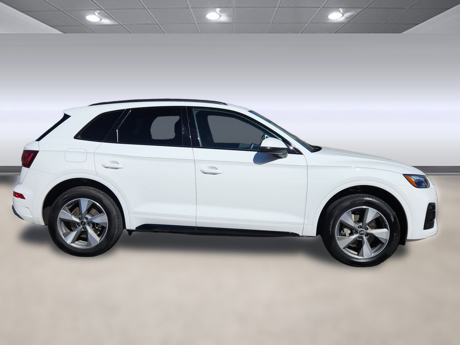 2025 Audi Q5 Premium 40 TFSI photo 2