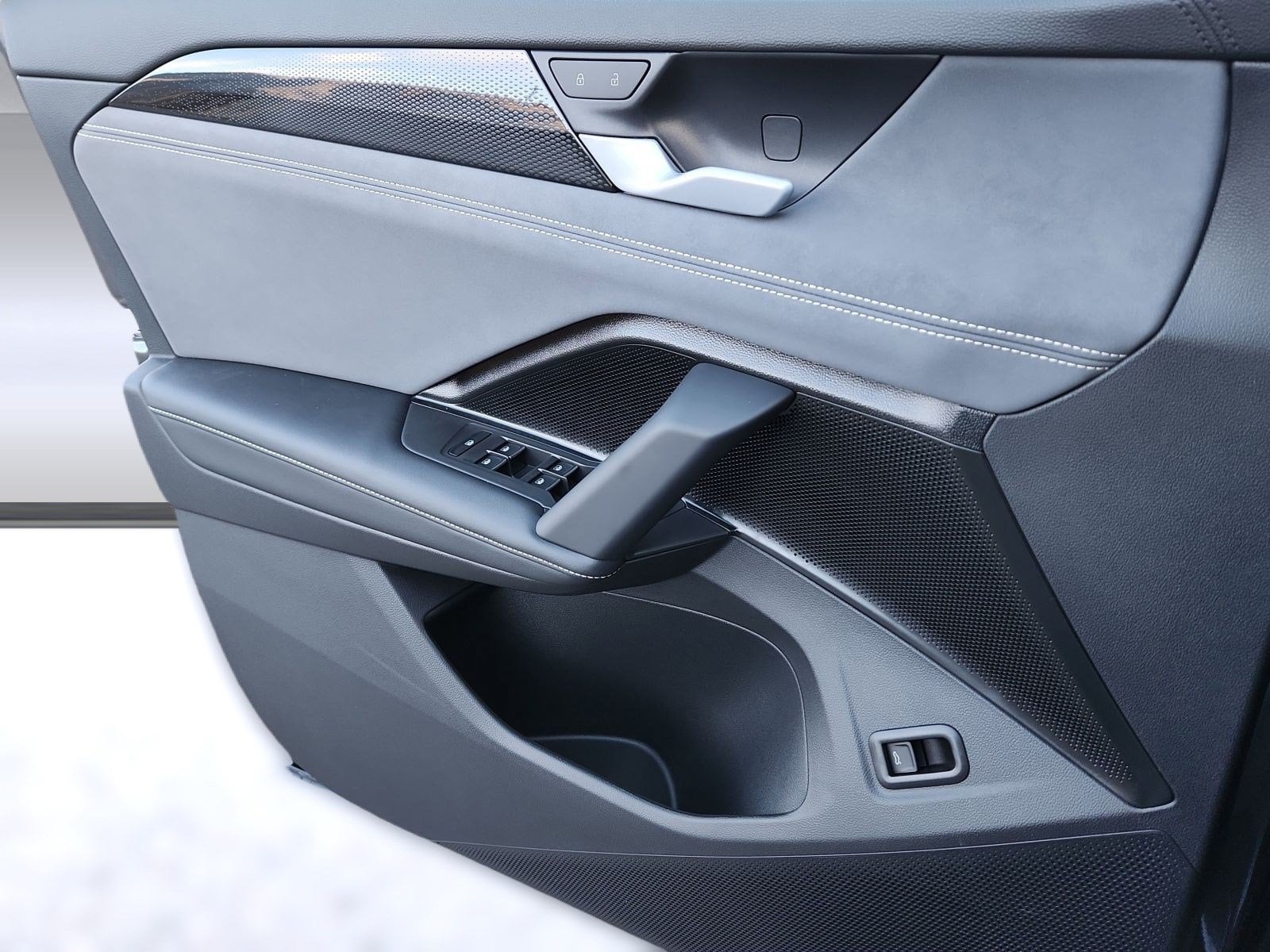 2026 Volkswagen Tiguan SE - Photo 6