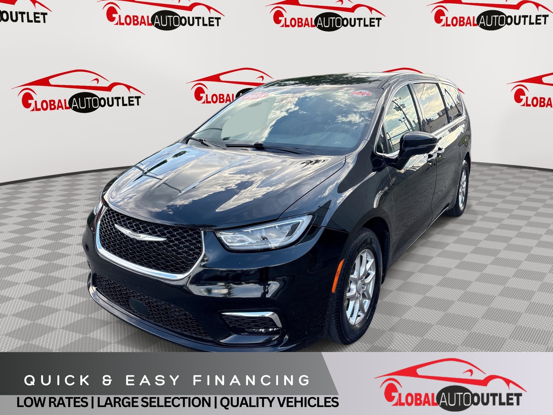 2025 Chrysler Pacifica Select's photo