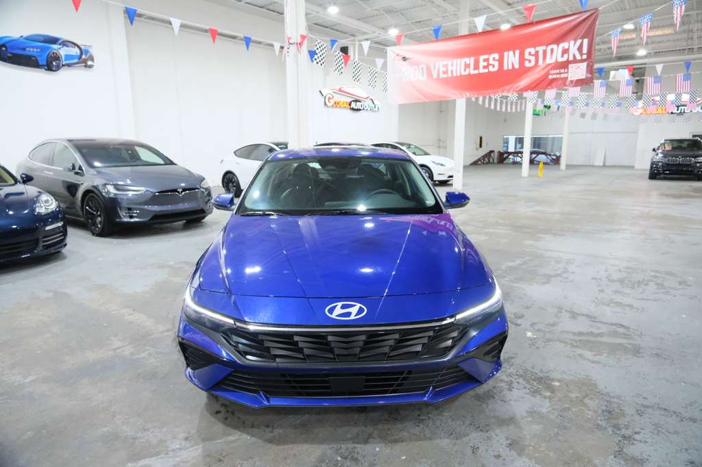 2025 Hyundai Elantra Limited photo 3