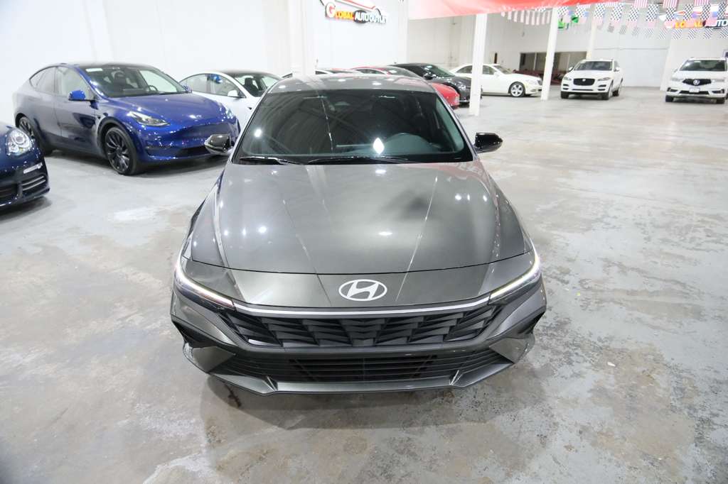 2025 Hyundai Elantra SEL Sport photo 3
