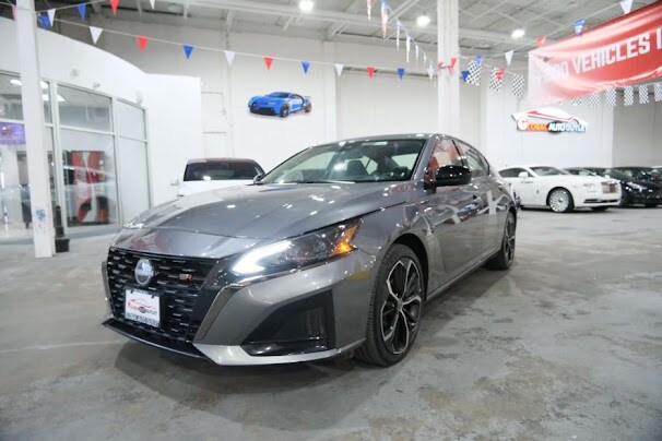 2025 Nissan Altima SR photo 4