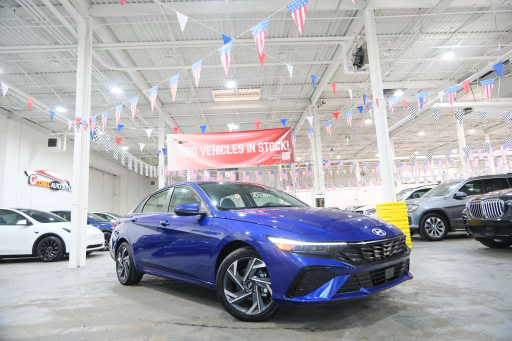 2025 Hyundai Elantra Limited photo 2