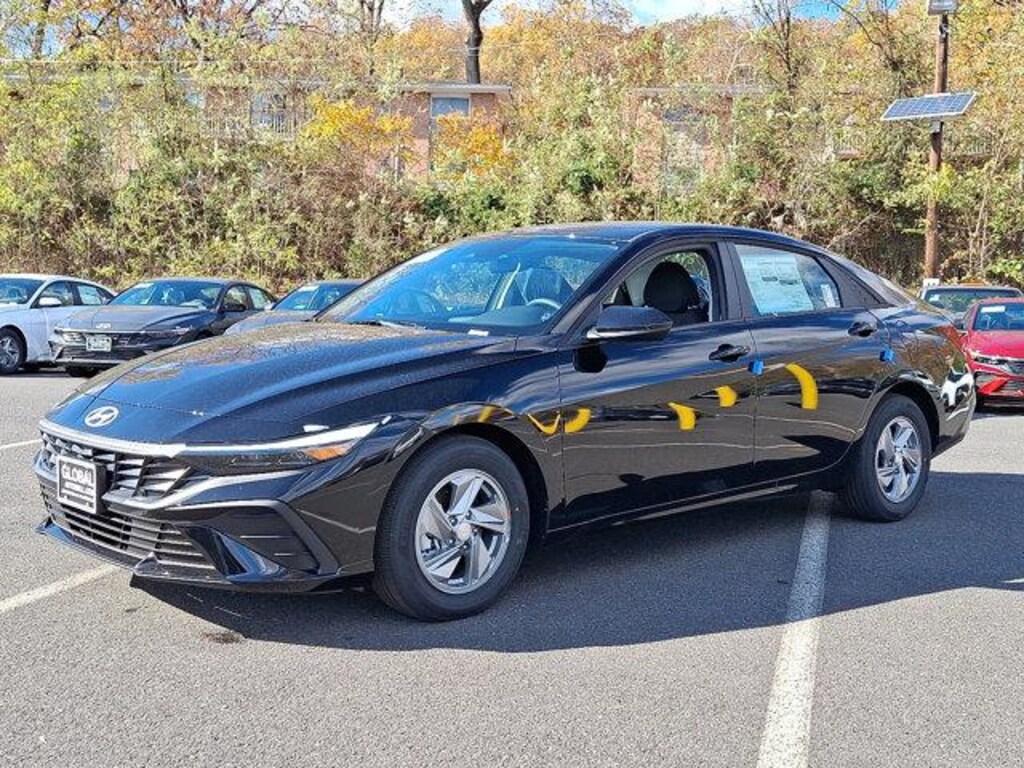 New 2025 Hyundai Elantra SE Sedan
