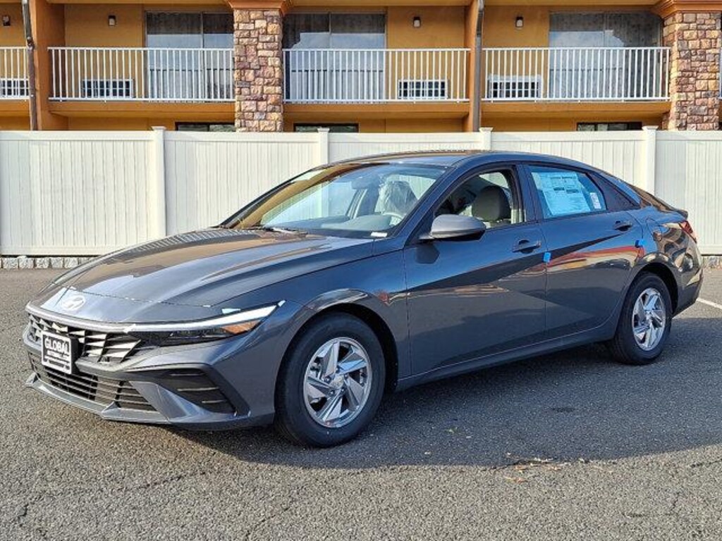 New 2025 Hyundai Elantra SE Sedan
