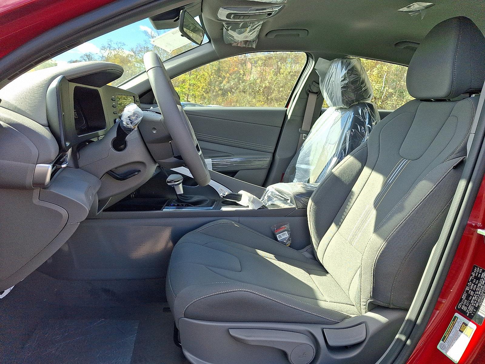 2025 Hyundai Elantra SEL - Photo 9