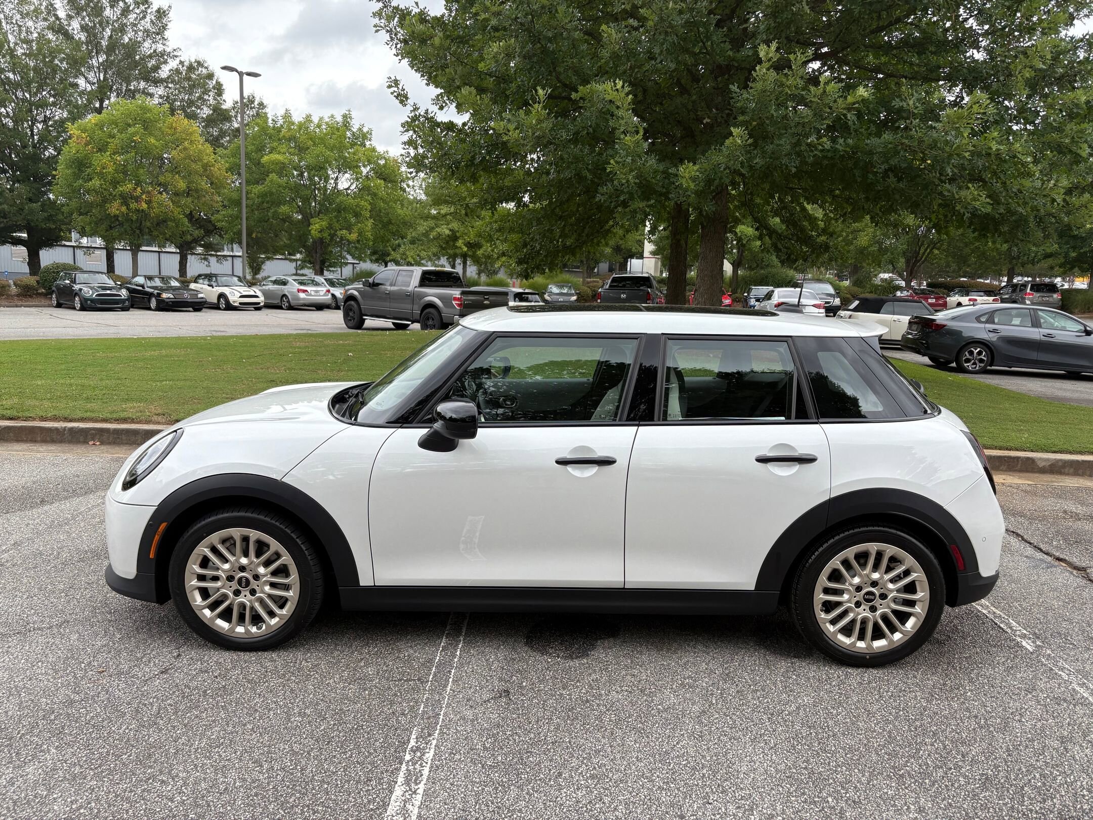 2025 Mini Cooper 4 Door Hardtop Signature photo 2